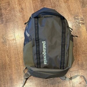 Patagonia Blackhole 32 L Men's Backpack in Black and Green